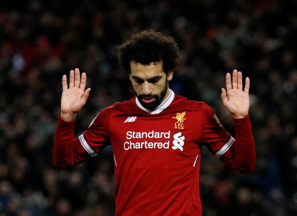 Pemain Liverpool Mohamed Salah hanya  menundukan kepala usai membobol gawang Chelsea, dini hari tadi.  