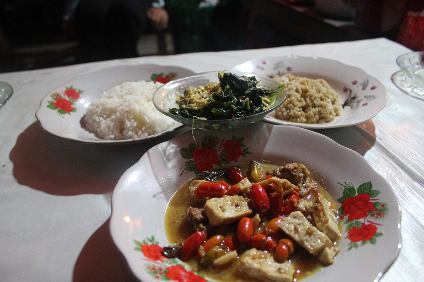 Sepaket nasi Pacitan; nasi putih, nasi thiwul, sayur kapsul, sayur hijau segar dan kecambah, dengan warung yang istimewa, di pojok alun-alun Pacitan. foto:widi kamidi