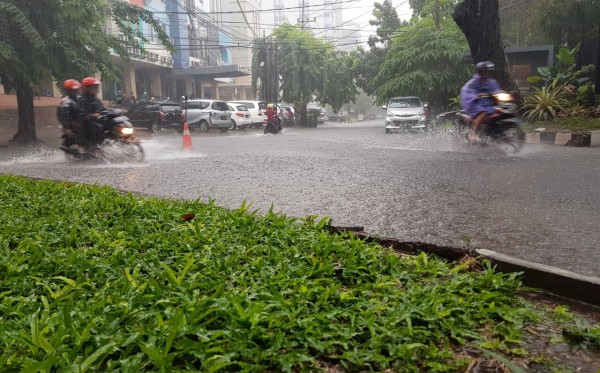 Banjir mulai menggenangi kawasan Jl Wahidin Surabaya, Jumat (24/11). (Foto : Ngopibareng.id)