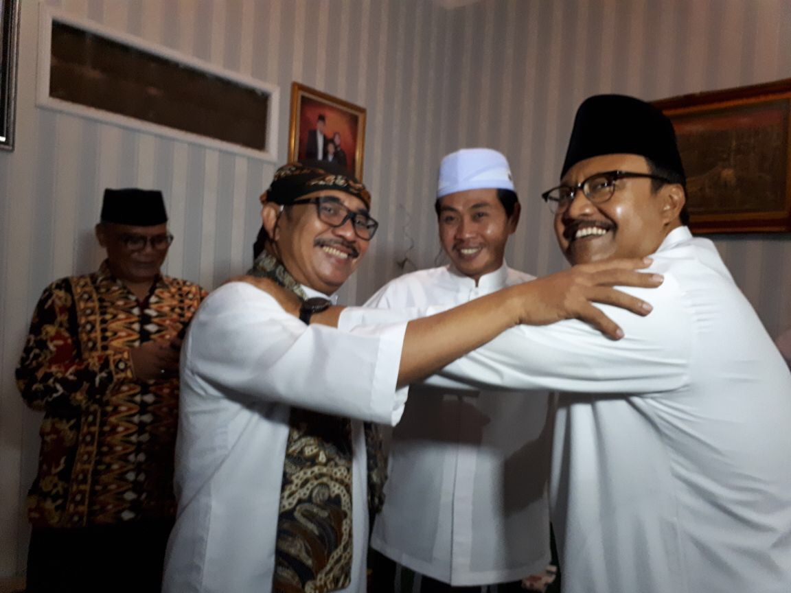 Wagub Jatim Saifullah Yusuf merangkul Ki Entus dan KH Anwar Zahid