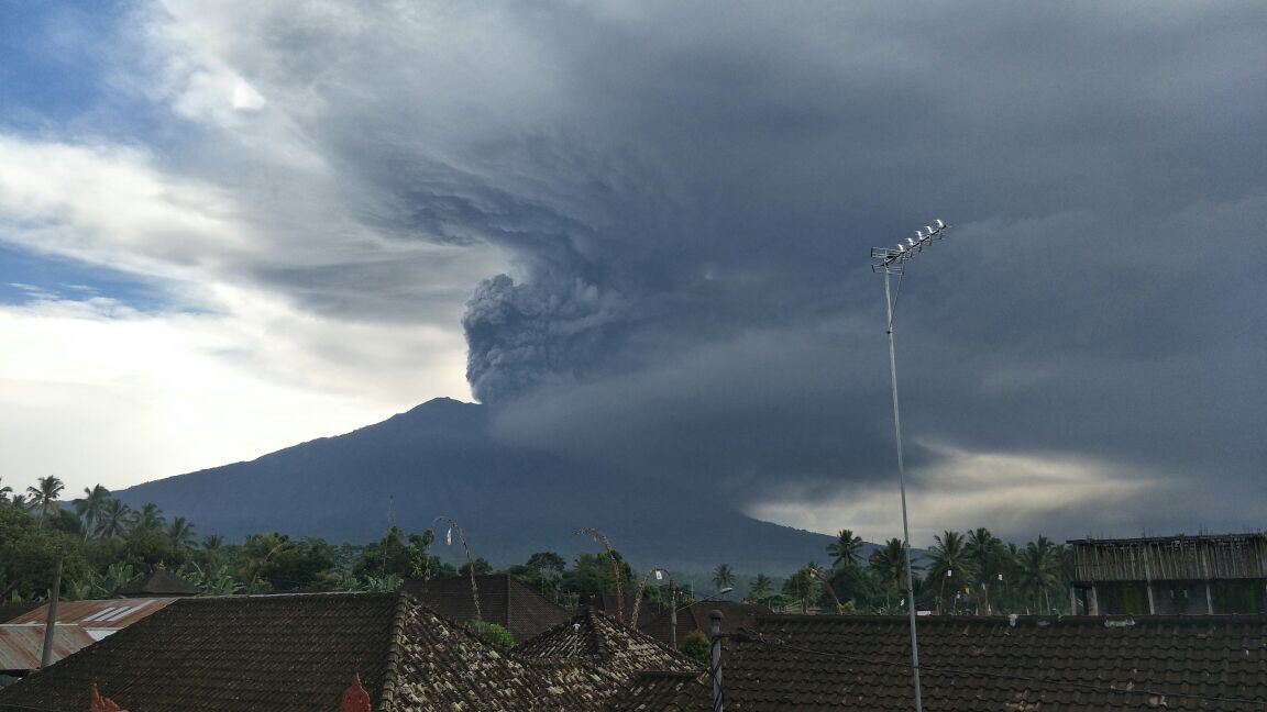 Letusan freatik Gunung Agung. Foto : BNPB