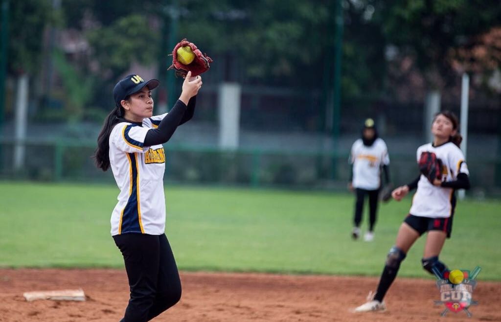 Pemain Softball Putri Unair saat berlaga di partai final Kejuaran Softball Putra-Putri Antar Universitas se Indonesia di Lapangan Softball Dharmawangsa Surabaya, Minggu 26 November 2017. foto:istimewa