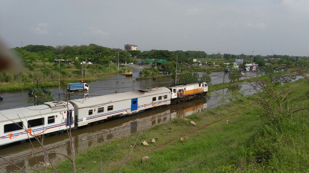 Banjir menggenag di rel jalan jalan raya Porong Sidoarjo, Senin (27/11). Foto : ngopibareng.id