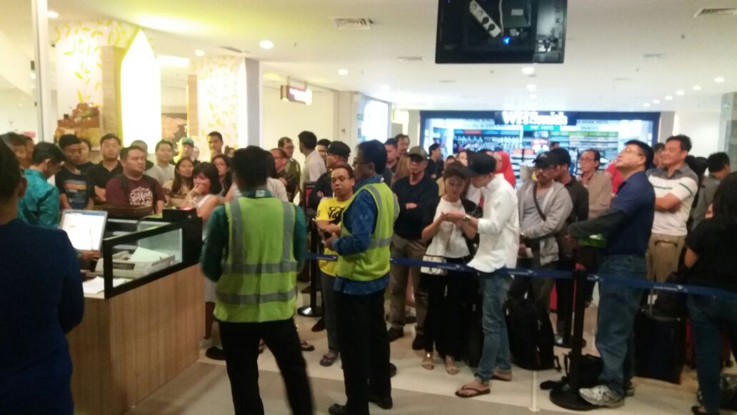 Situasi Bandara Internasional I Gusti Ngurah Bali pasca penutupan penerbangan, Senin 27 November 2017. Direktorat Jenderal Perhubungan Darat  sediakan 100 unit bus untuk layani penumpang terdampak. (foto: dokumentasi)