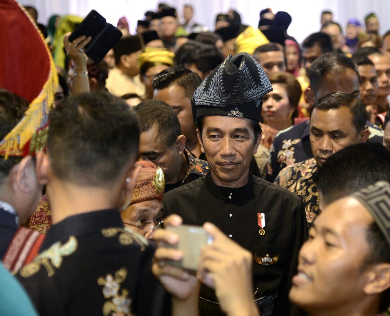 Presiden Joko Widodo akan menghadiri acara peremajaan sawit rakyat (PSR) di Kabupaten Serdang Bedagai, Provinsi Sumatra Utara pada hari Senin, 27 November 2017. (Foto: Biro Pers Setpres)