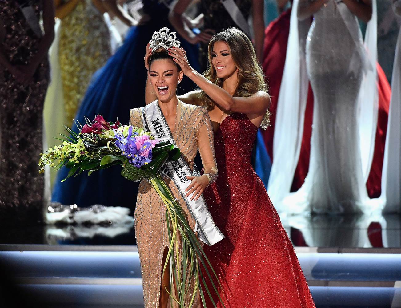 Miss Afrika Selatan, Demi-Leigh Nel-Peters sukses merebut mahkota ratu sejagat. (foto : BBC)