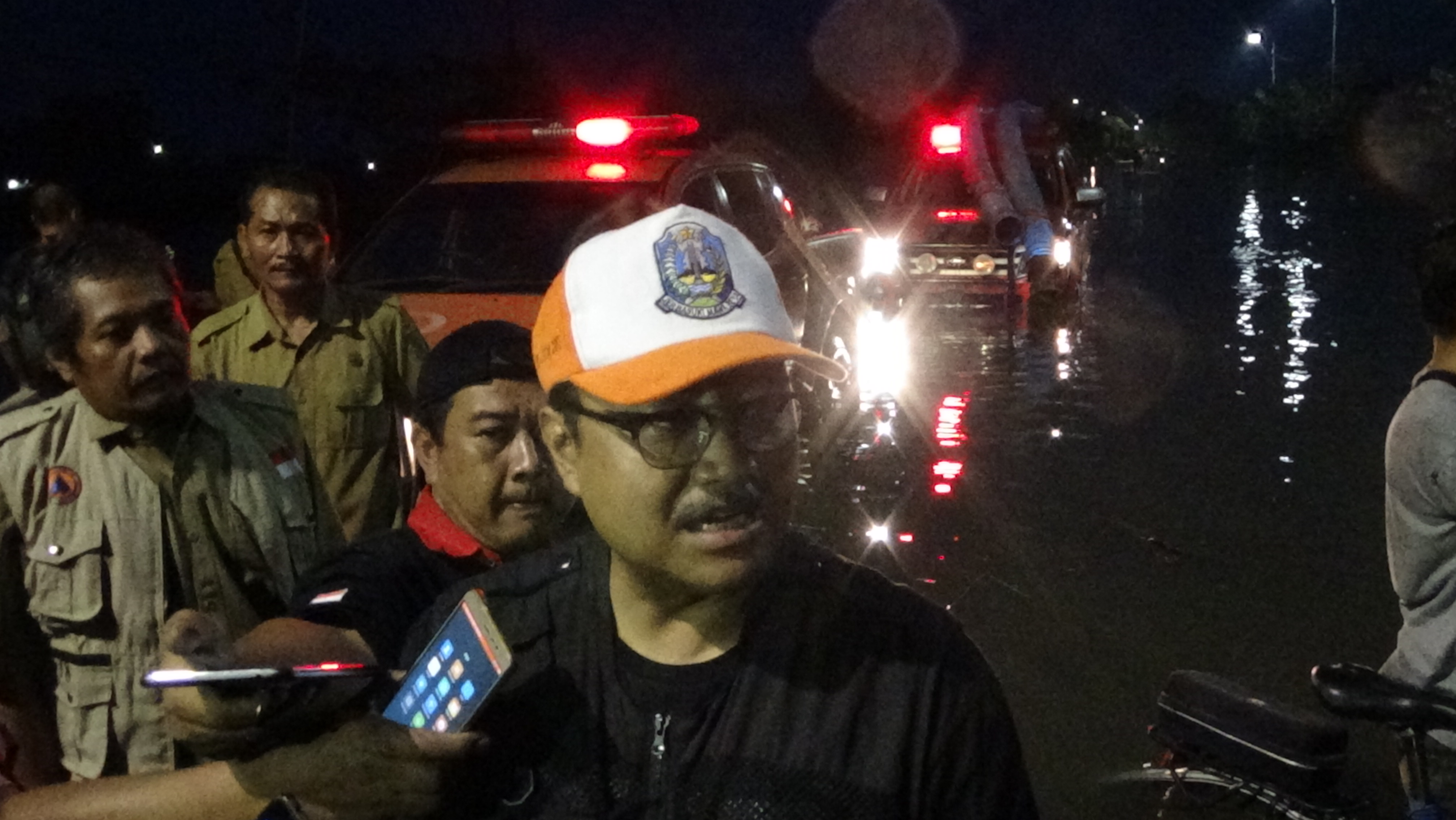 Gus Ipul, saat meninjau banjir di wilayah Porong, Sidoarjo, Senin, 27 November 2017. (Foto: farid/ngopibareng.id)