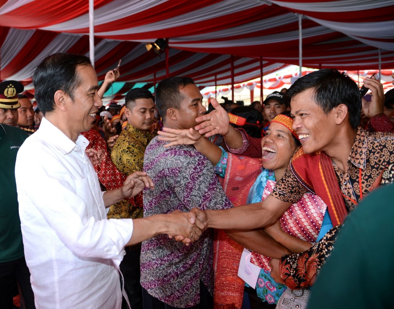 Presiden saat memberikan sertifikat tanah bagi masyarakat di Lapangan Adam Malik, Kota Pematang Siantar, pada Senin, 27 November 2017. (Foto: Biro Pers Setpres)