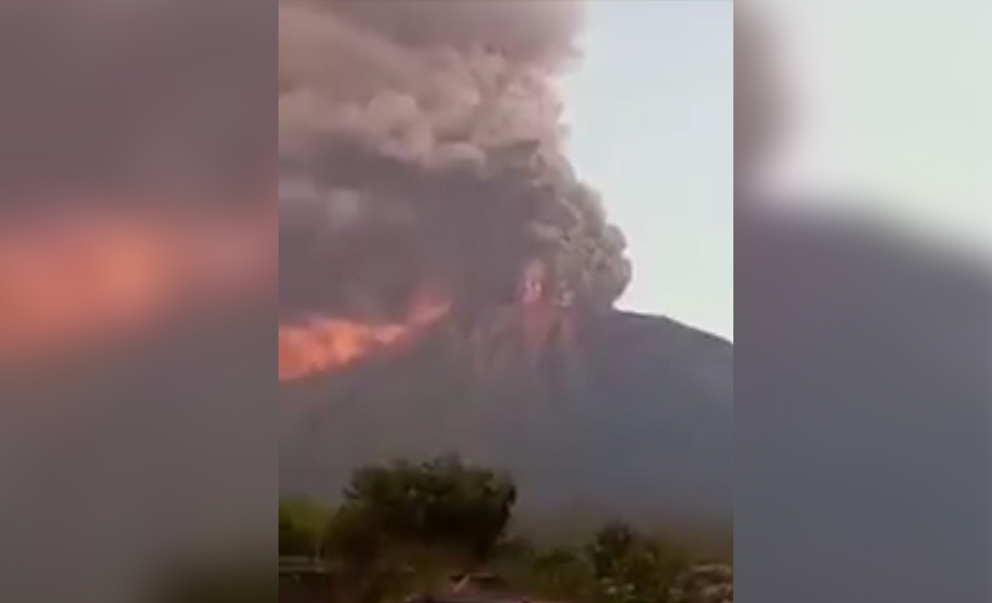 foto : Gunung Agung - Sutopo BNBP