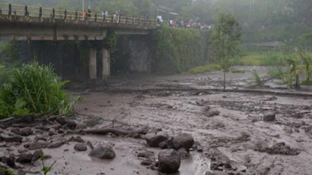 Sejumlah warga melihat aliran lahar dingin di kawasan rawan bencana Sungai Yeh Sah, Karangasem, Bali, Senin,  27 November 2017  (Foto: Antara)