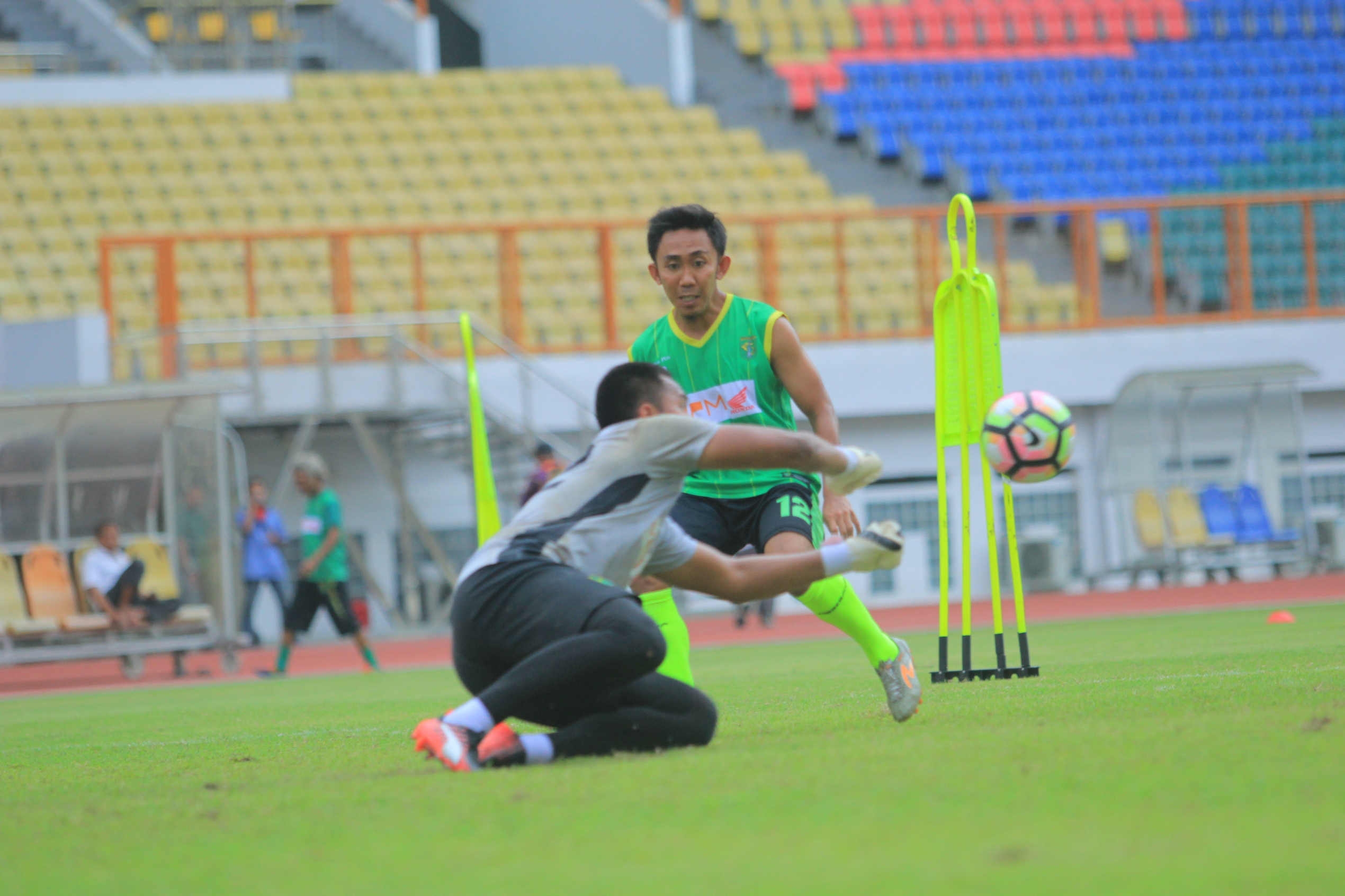 Pemain Persebaya Rendi Irwan.