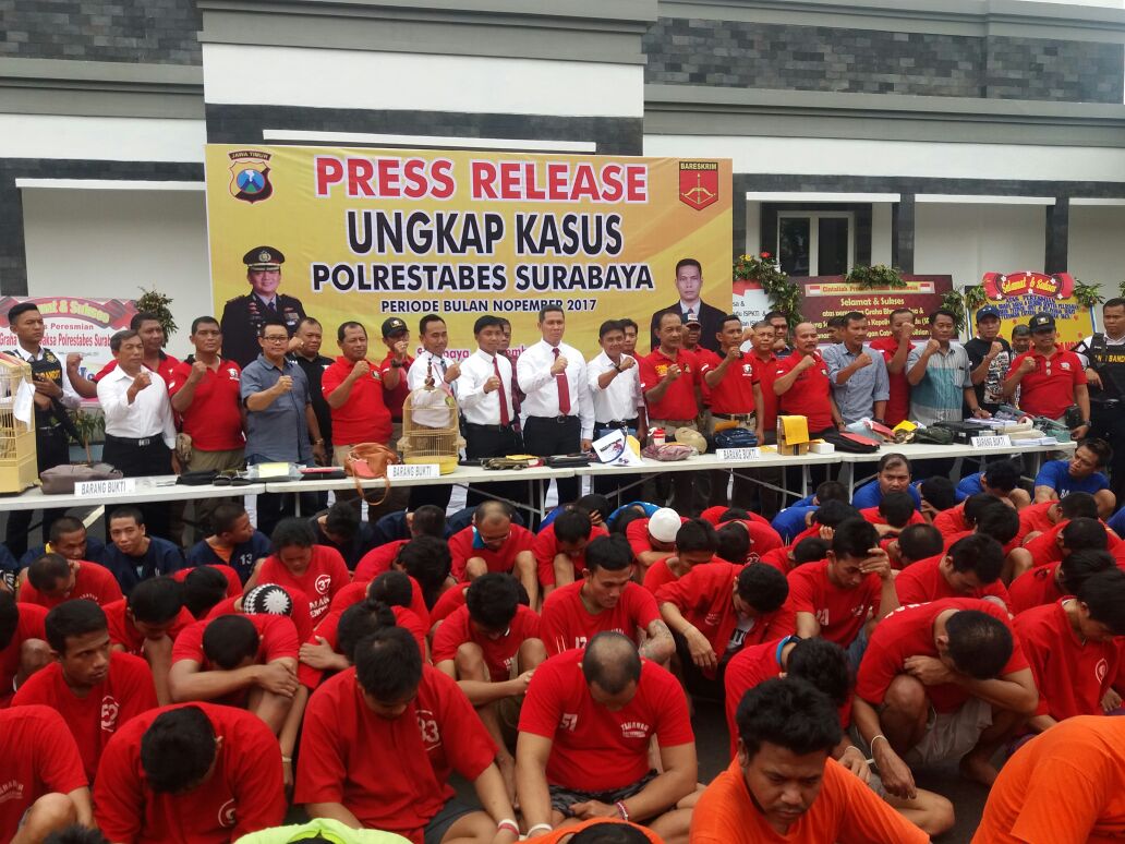 Kapolrestabes Surabaya Kombes Pol Muhammad Iqbal mengelar ungkap kasus kejahatan bulan November di halaman Mapolres Surabaya, siang tadi. foto:ngopibareng