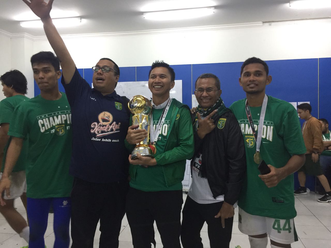 Presiden Persebaya, manajer, ofisial dan pelatih serta Kiper Miswar Saputra dan Senter Bek Andri Muladi saat foto bersama.