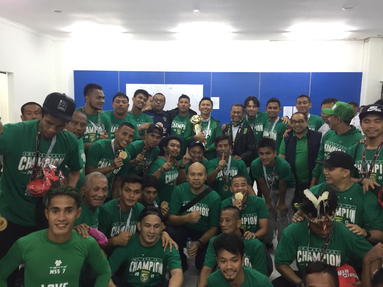 Manajer dan pemain Persebaya saat sesi foto bersama di ruang ganti GBLA. (foto: Arif Affandi)