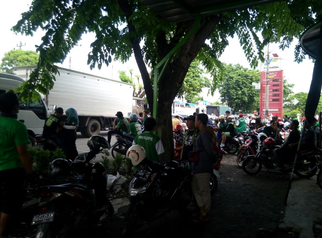 Ratusan Bonek Mania di SPBU Aloha, Waru, Sidorjo