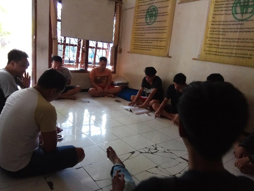 Para pecandu sedang menjalani sesi morning meeting di salah satu rumah rehabilitasi narkotika di Surabaya. (Foto: Dokumentasi)