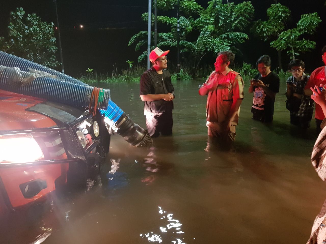 Ilustrasi Wagub Jatim Saifullah Yusuf (Gus Ipul) ketika melihat Banjir di Porong Sidoarjo. Foto : Ngopibareng.id