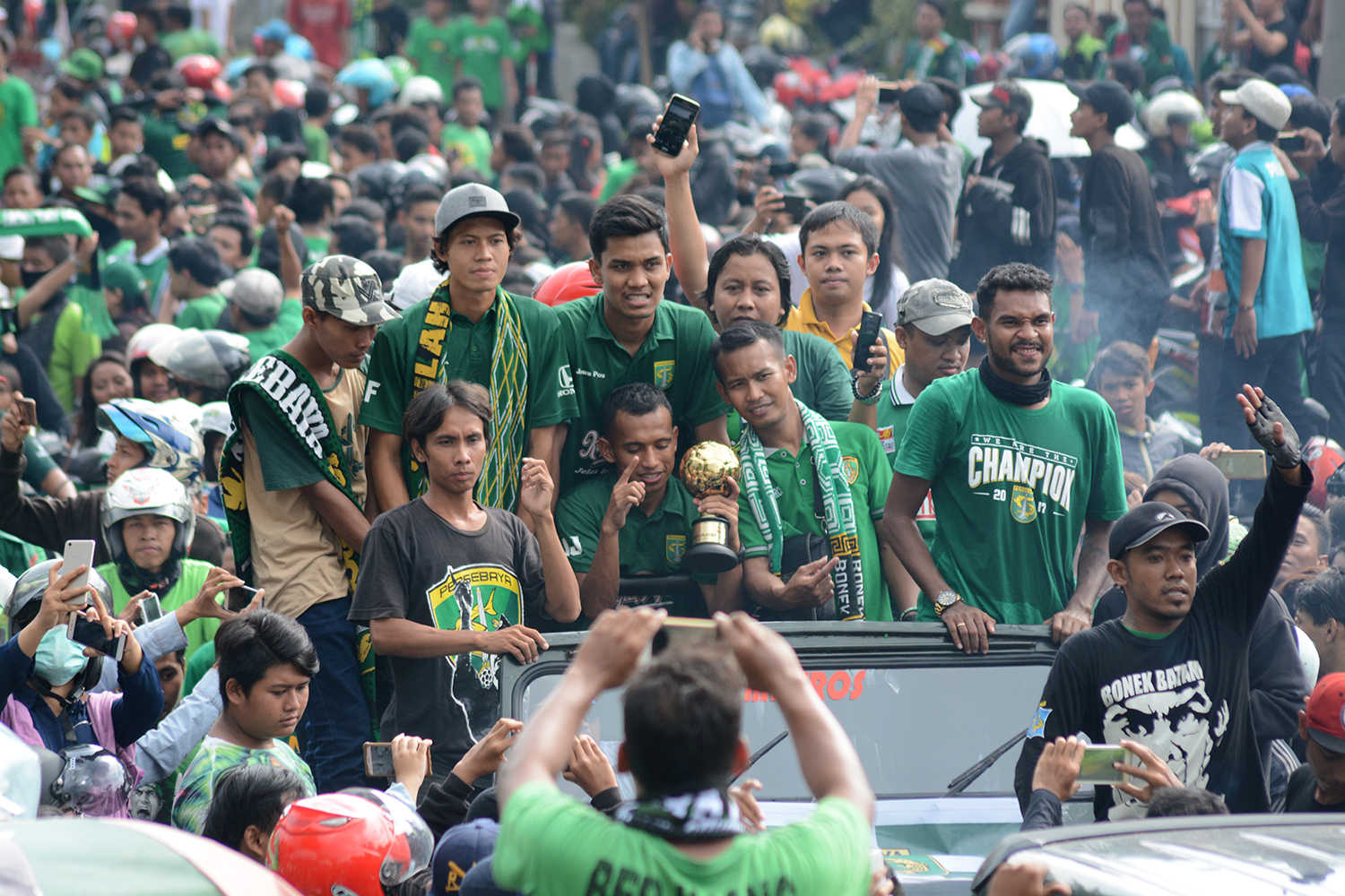 Sambutan Bonek Mania kepada pemain Persebaya Surabaya. (foto: hrs/ngopibareng)