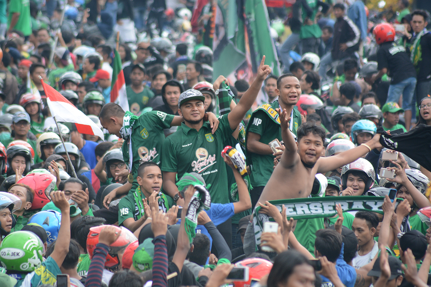 Konvoi pemain Persebaya, yang disambut oleh Bonek Mania.(foto : hrs/ngopibareng)