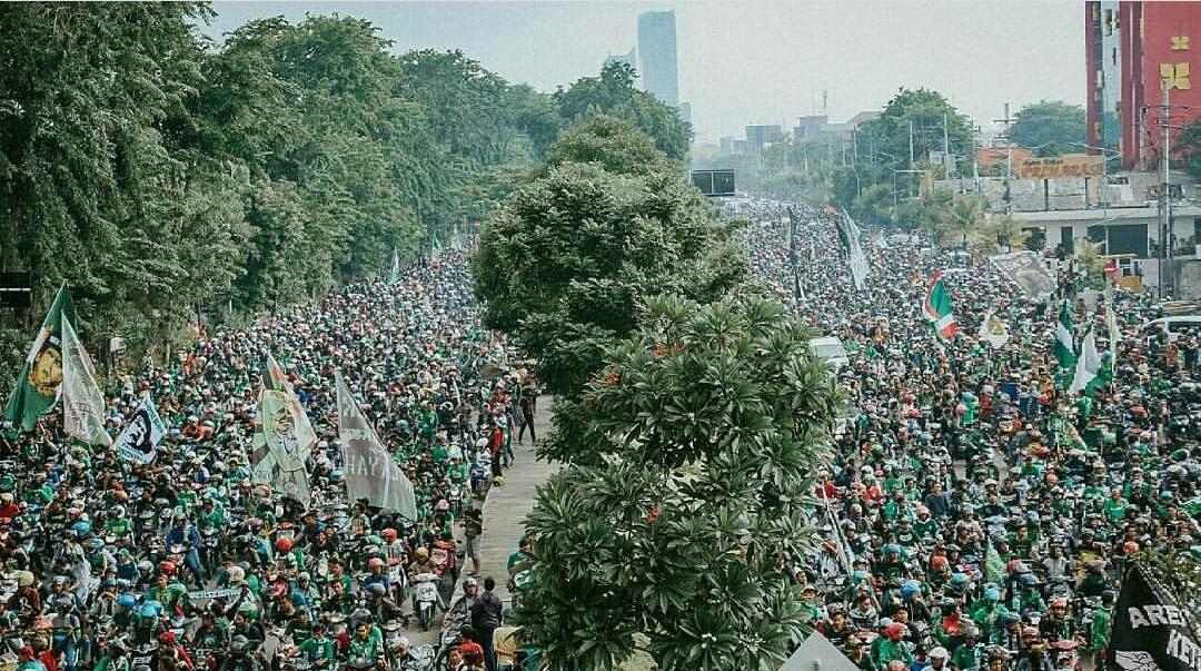 Jalan Ahmad Yani Surabaya menjadi lautan Bonek saat konvoi penyambutan pemain Persebaya usai memboyong gelar juara Liga 2, siang tadi. foto;istimewa