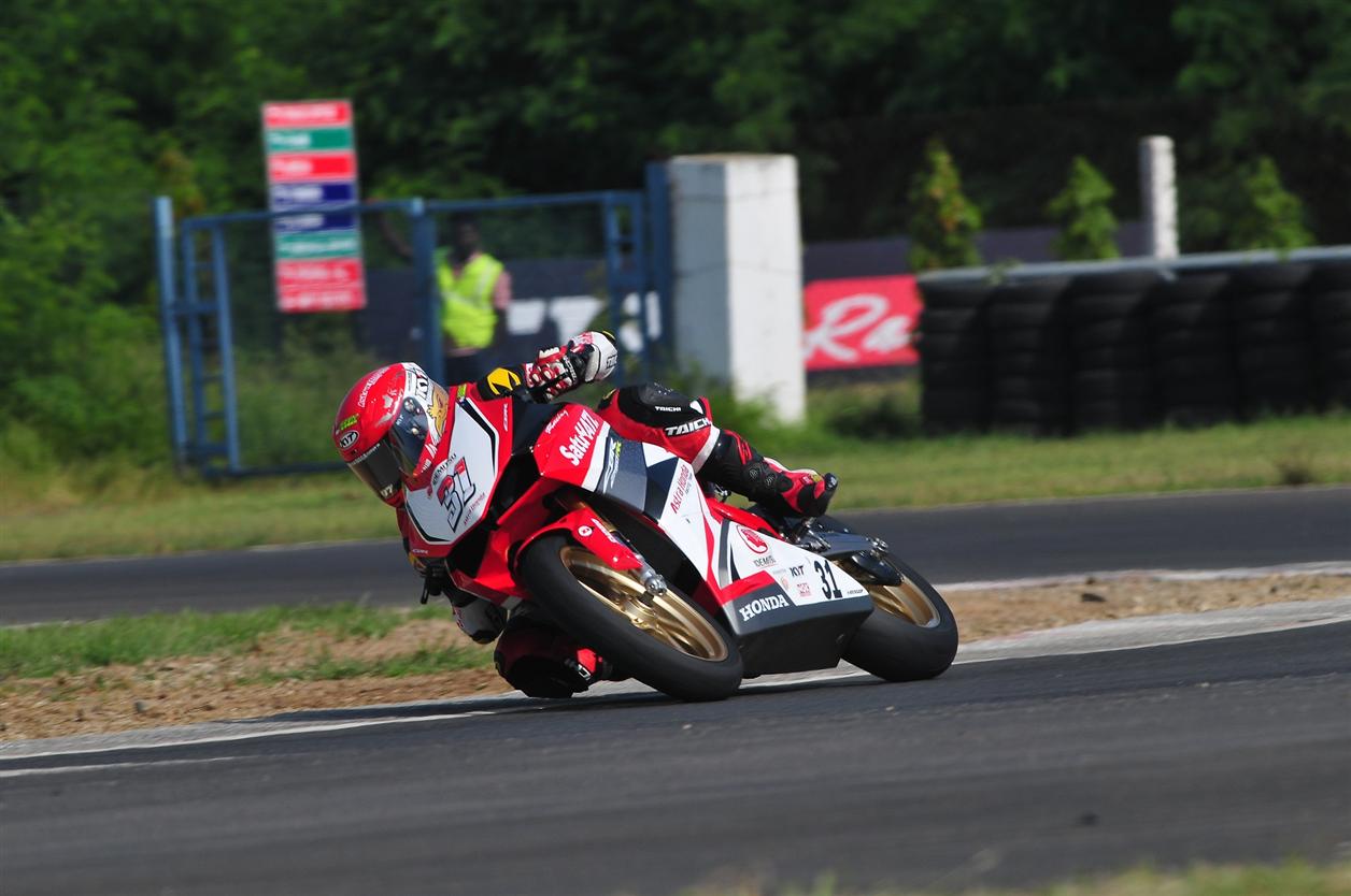 Gerry Salim  dengan Honda CBR250RR. Cukup finish di posisi ke 4, Gerry bisa juarai Asia Road Racing Championship kelas Asia Production 250cc. (Foto: ngopibareng.id)