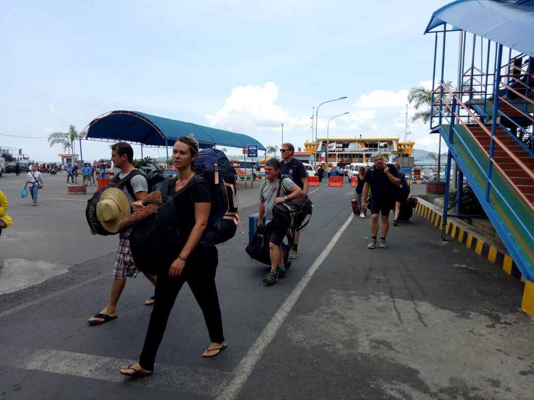 Para wisatawan dari Bali tiba di Banyuwangi, Kamis (40/11). Banyak wisatawan ke Banyuwangi setelah Gunung Agung meletus.