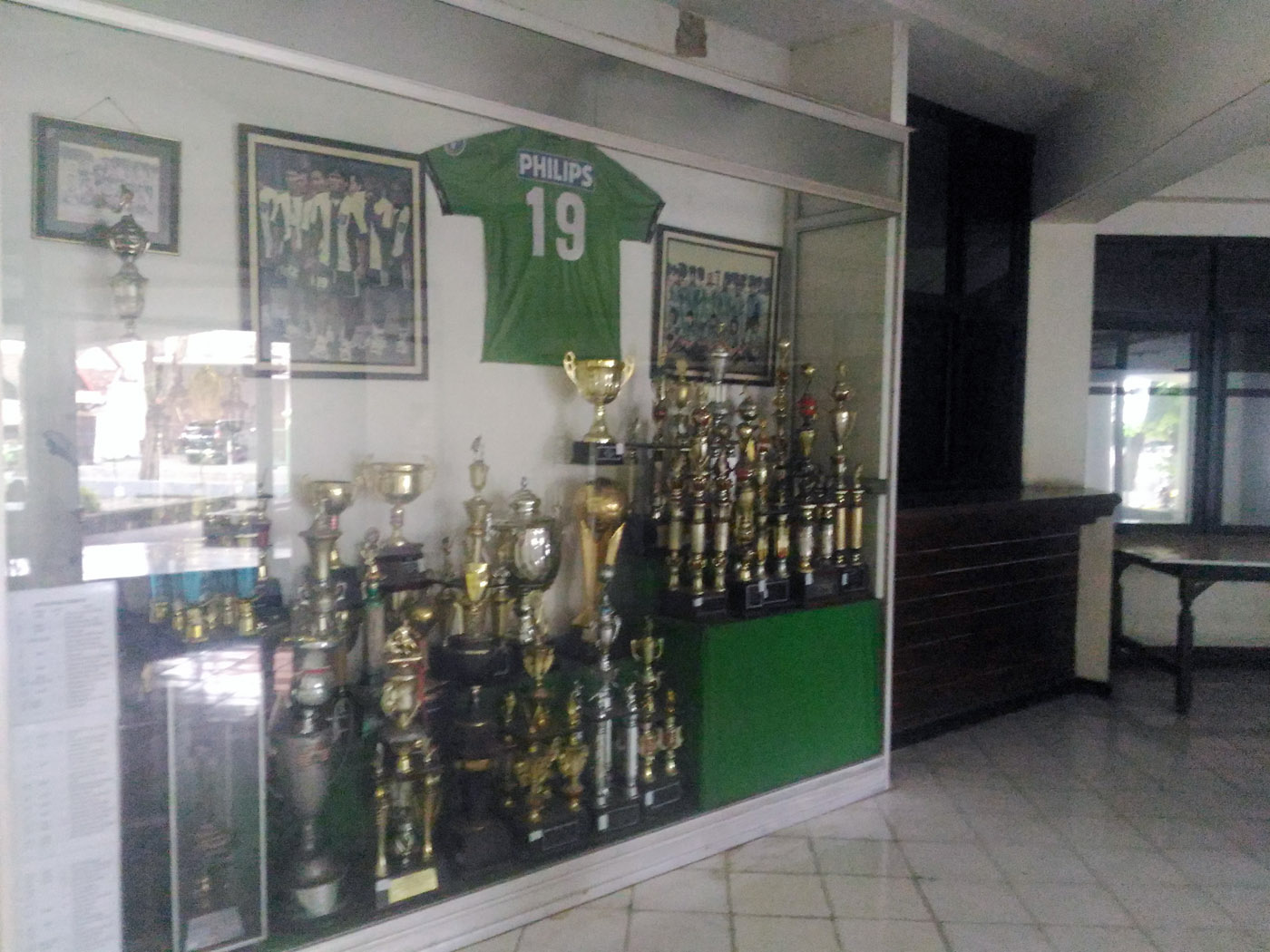 Deretan piala saksi kehebatan Persebaya di Wisma Eri Irianto, kini sunyi tak ada yang melihat lagi. foto:tom 