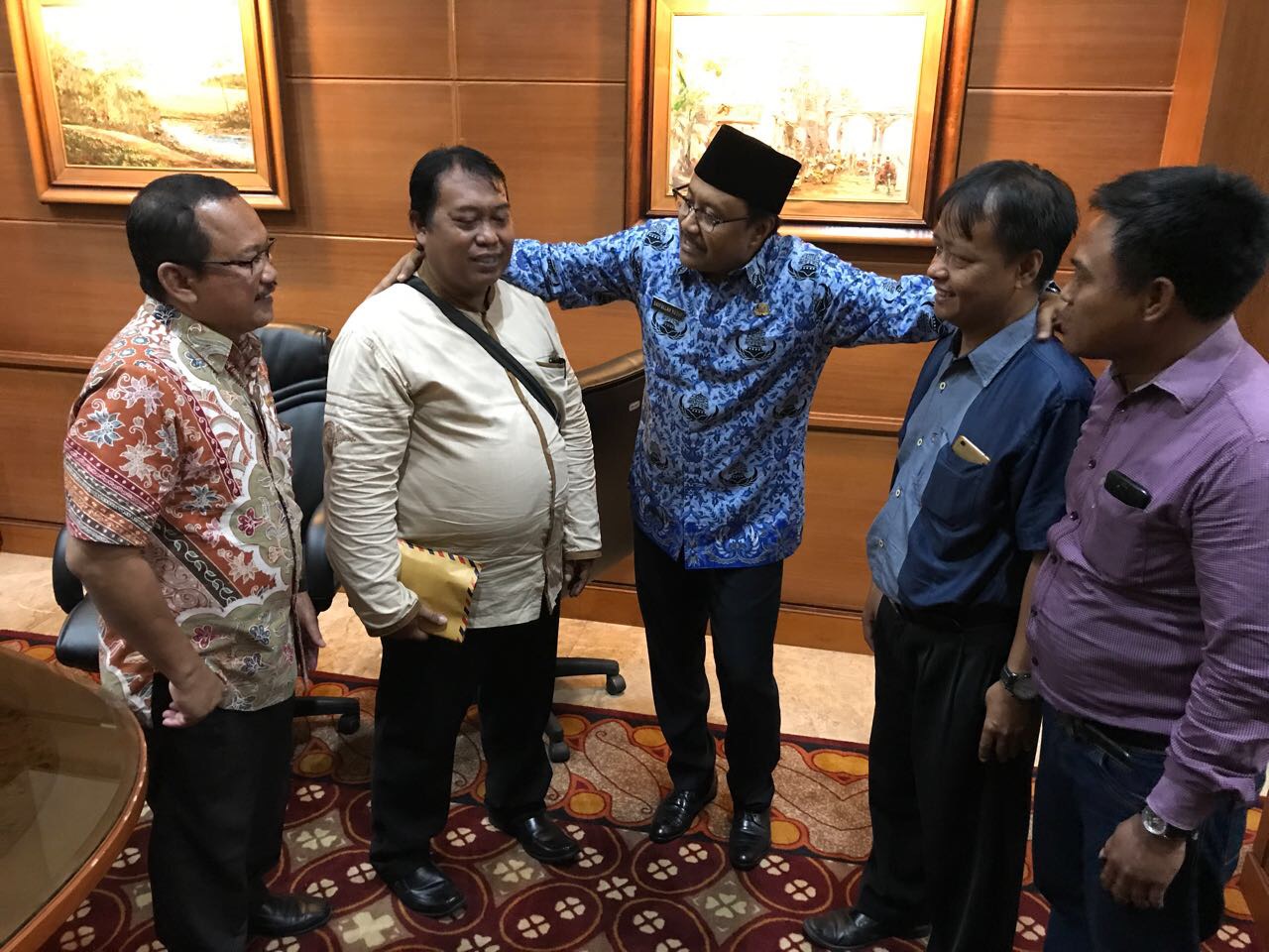 Wagub Jatim Saifullah Yusuf (Gus Ipul) berbincang dengan para nelayan Kenjeran, Kamis (30/11).