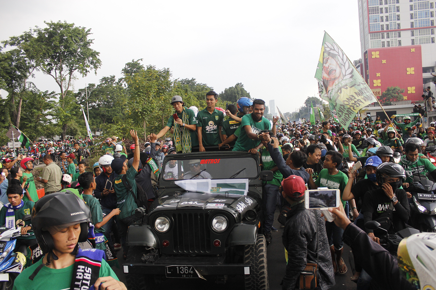 Pemain Persebaya yang sedang berada di atas mobil jeep saat disambut oleh ratusan ribu Bonek Mania, atas keberhasilannya naik ke Liga 1 dan menjadi Kampiun Liga 2. (foto: ngopibareng)