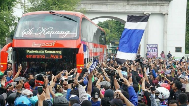 Bus rombongan pemain PSIS mendapatkan sambutan dari masyarakat saat memasuki Balai Kota Semarang, sore tadi. 