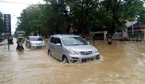 Mobil terjebak dalam banjir (Foto: Ilustrasi)