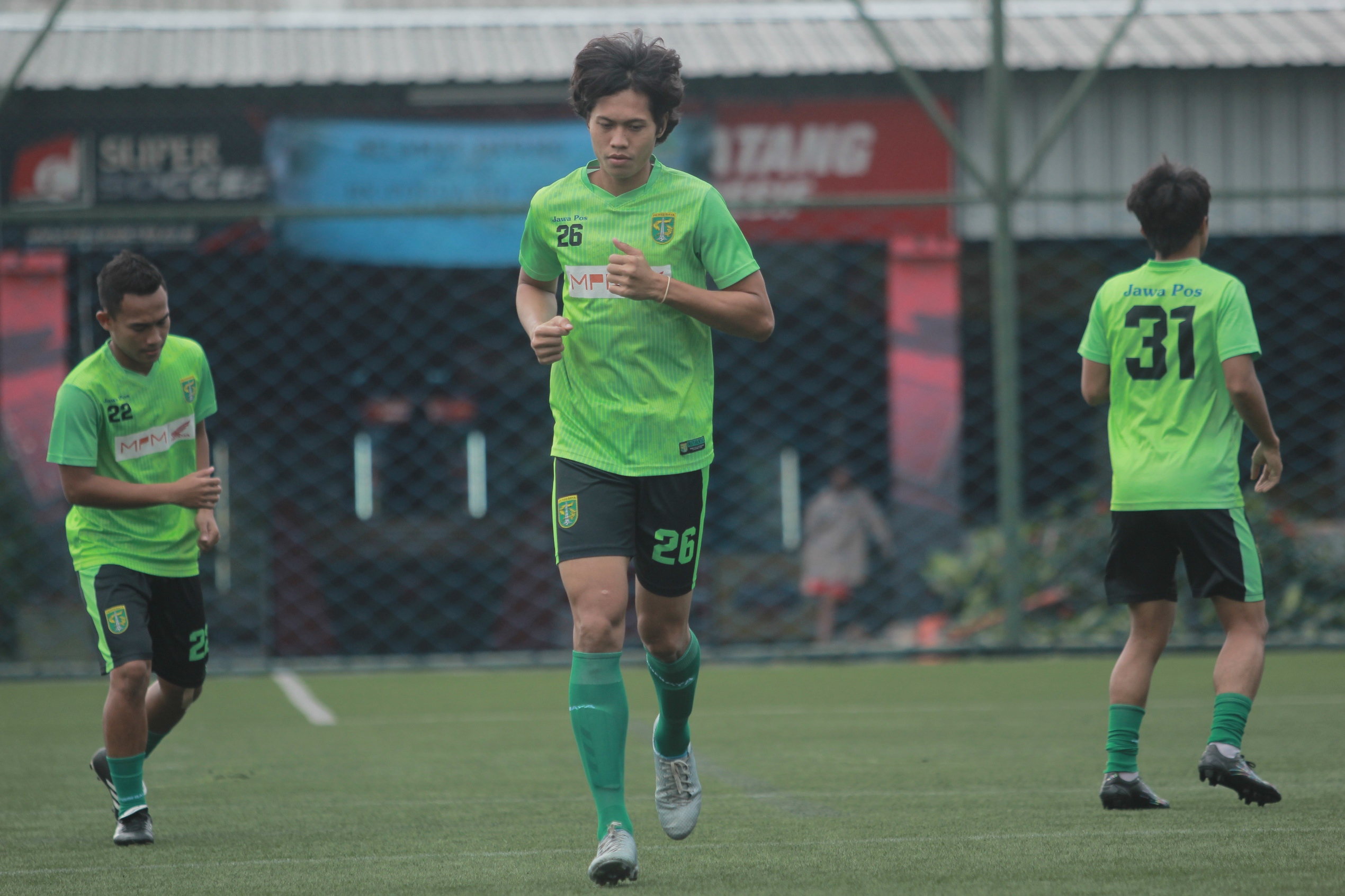 Pemain Persebaya Rishadi Fauzi. 