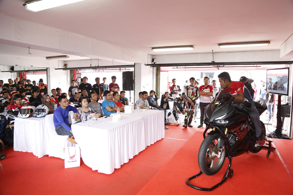 Instruktur Astra Honda Racing School M. Fadli Imammudin memberikan pengenalan teknik dasar balap pada peserta. (Foto: AHM)