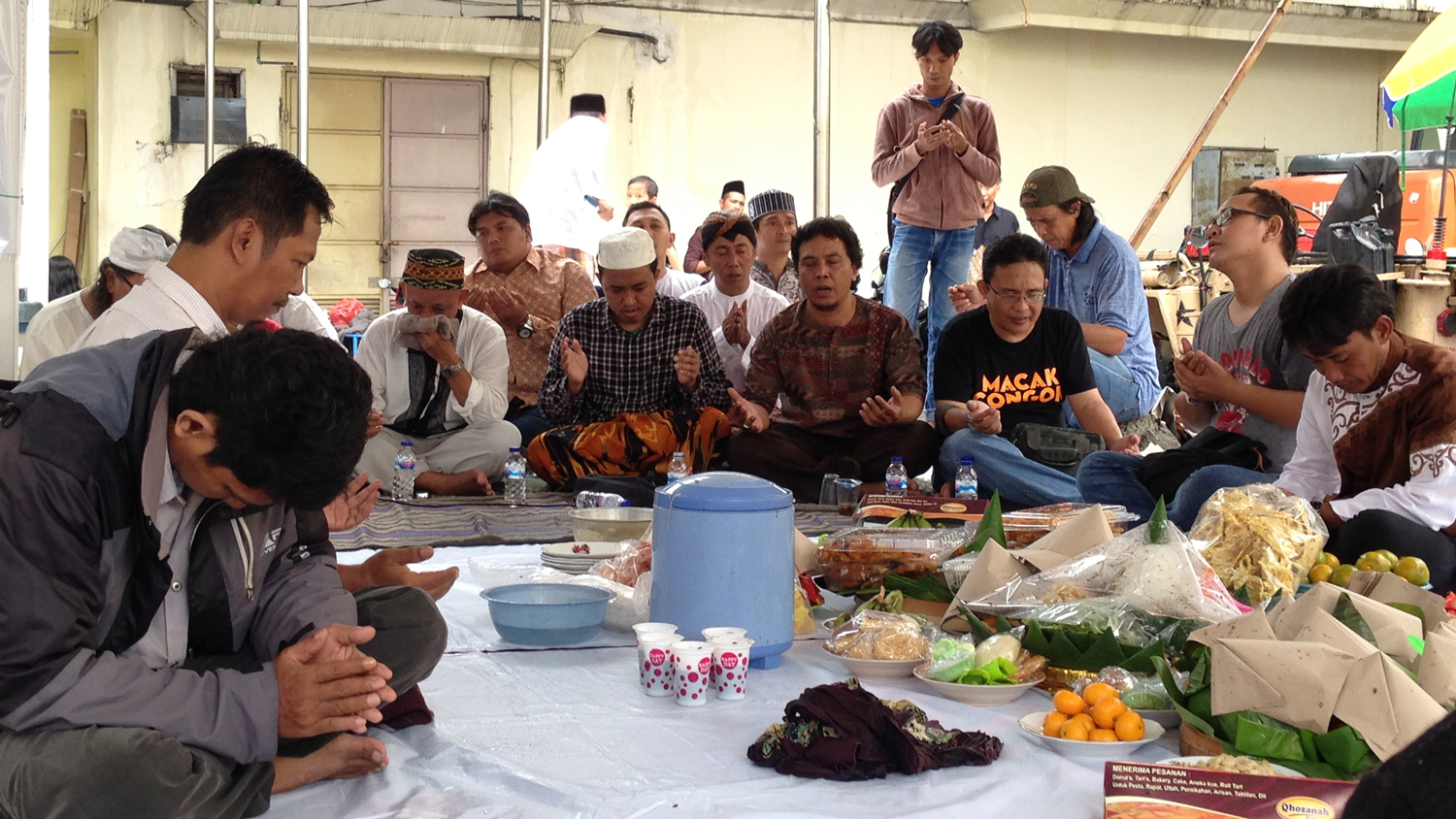 Seniman, budayawan, aktivis, dan tokoh masyarakat memperingati Maulid Nabi Muhammad SAW, Jumat 1 Desember 2017, di atas puing-puing Masjid Assakinah, Balai Pemuda Surabaya. (Foto: ngopibareng.id)