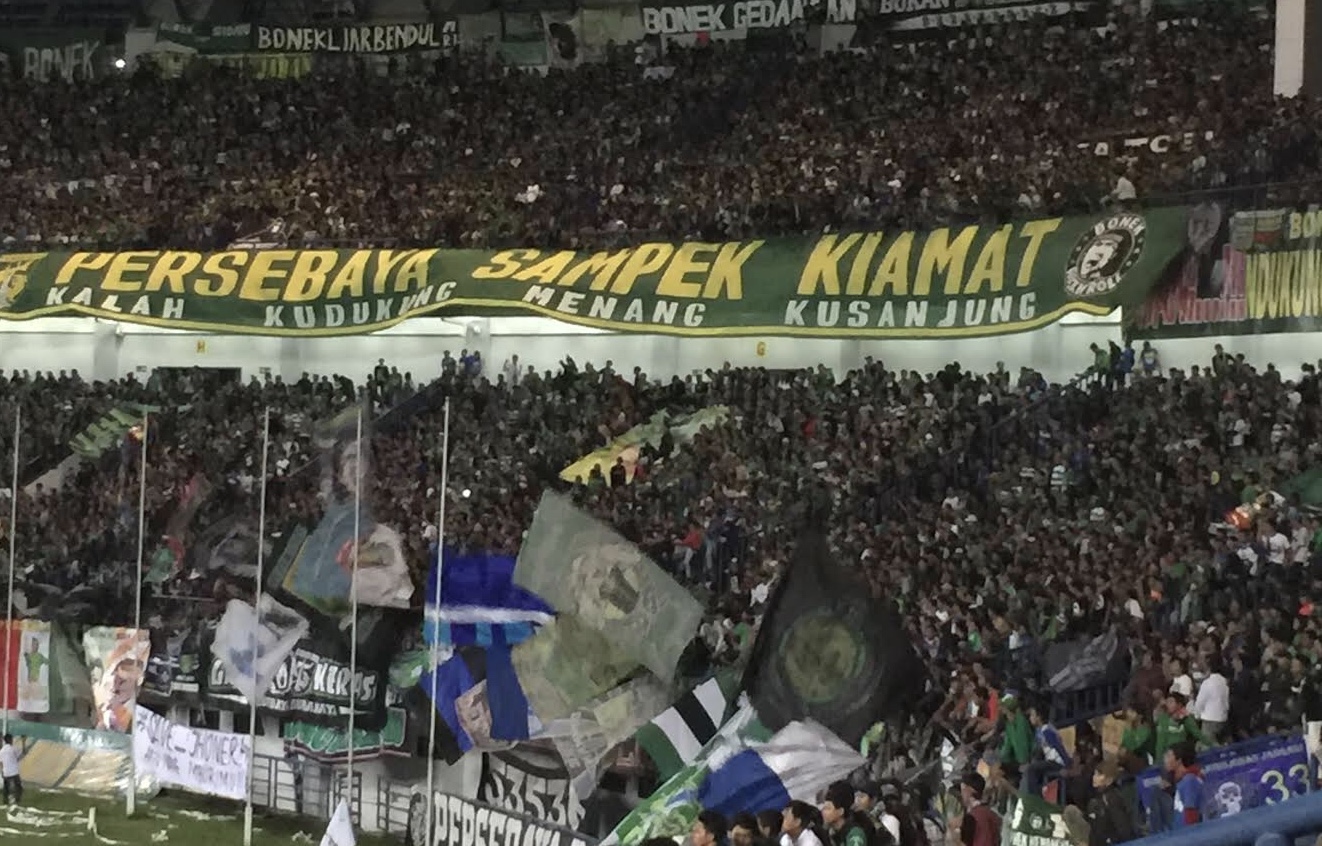 MENGUASAI: Bonekmania menguasai stadion GBLA Bandung saat final Liga 2 2017. (Foto Arif Afandi/ngopibareng.id)