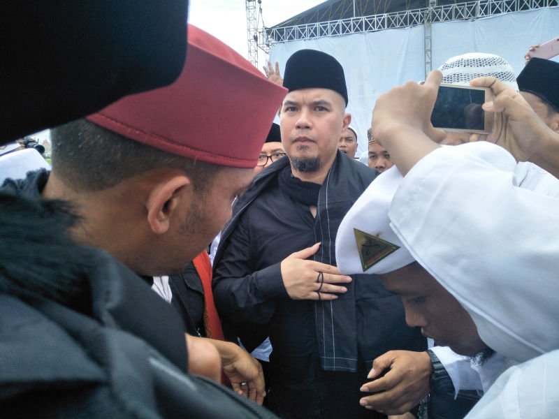 Ahmad Dhani bersama Fadli Zon dan Fahri Hamzah di lokasi reuni aksi 212 di Monas (Foto: Okezone)