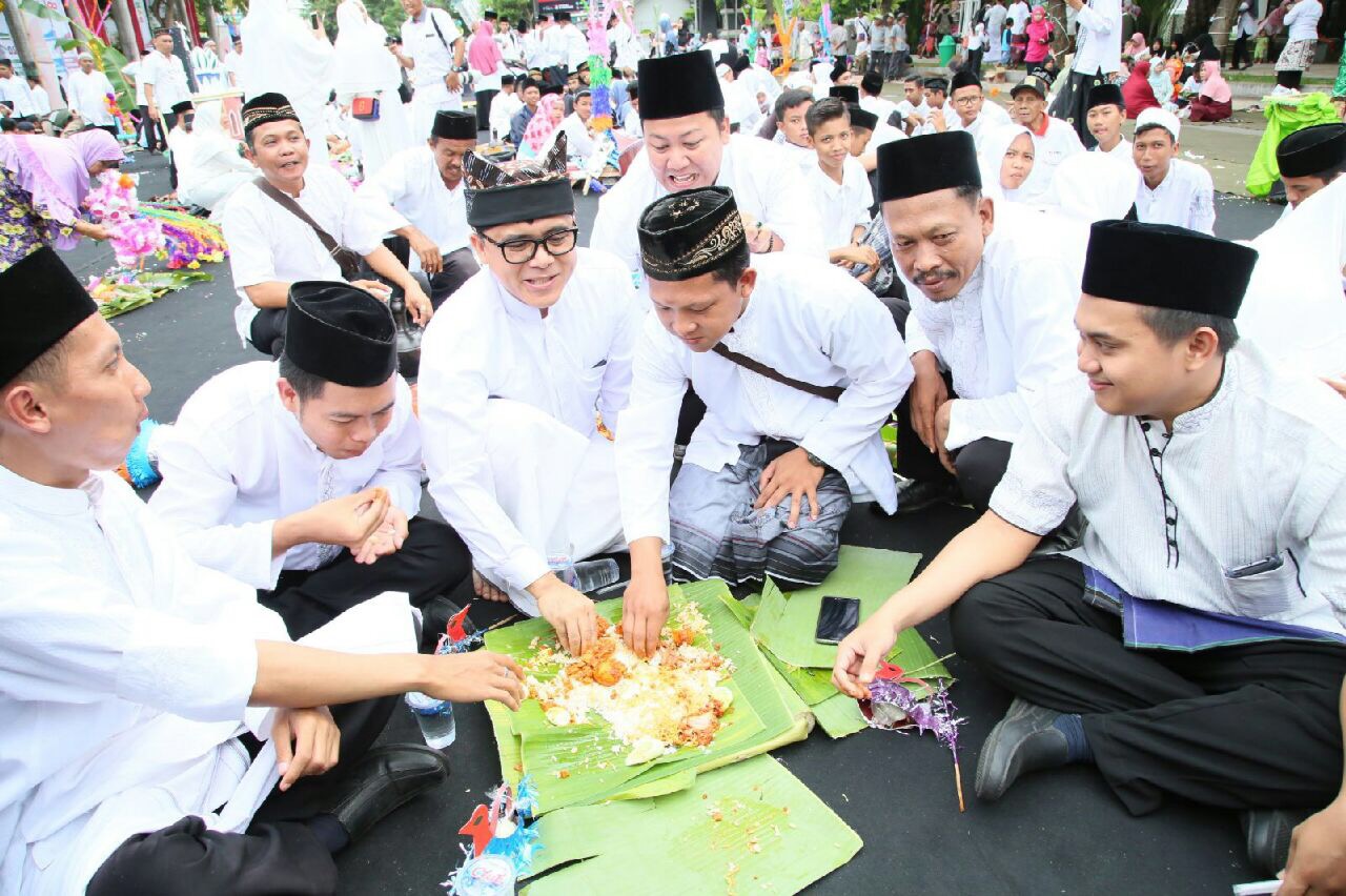 Bupati Banyuwangi Abdullah Azwar Anas mengikuti Endhog-Endogan, tradisi memperingati Maulid Nabi Muhammad SAW, di Banyuwangi.