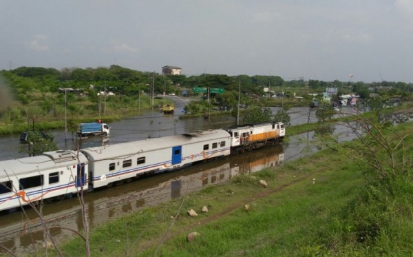 Kereta Api melintas di Raya Porong. (Foto;Ilustrasi)