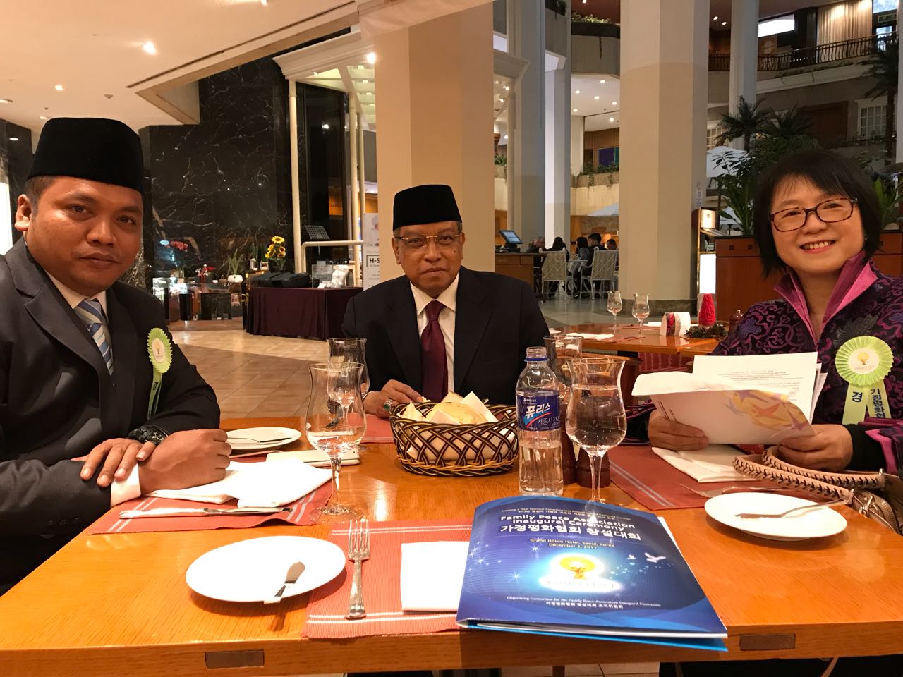 DAKWAH: Ketua Umum PBNU, Prof. Dr. KH. Said Aqil Siroj dan Ketua Umum Pagar Nusa, M. Nabil Haroen, dalam rangkaian agenda Family Peace Associaton, Global Peace, di Grand Hilton, Korea Selatan, Sabtu (02/12/2017). (foto: ngopibareng.id)