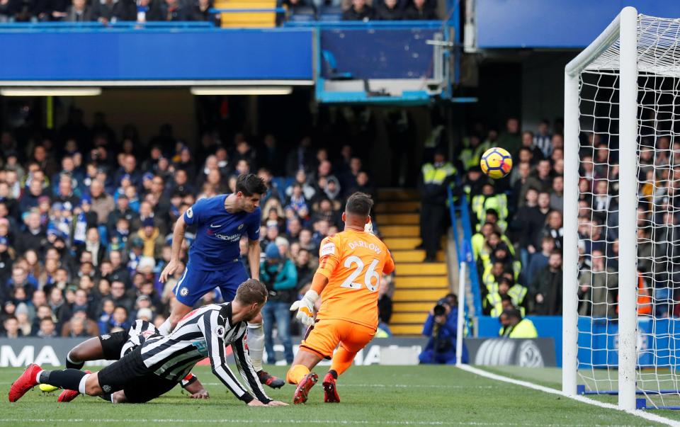 Aksi pemain Chelsea, Morata saat mejebol gawang Newcastle dalam lanjutan Liga Inggris, tadi malam. foto:reuters