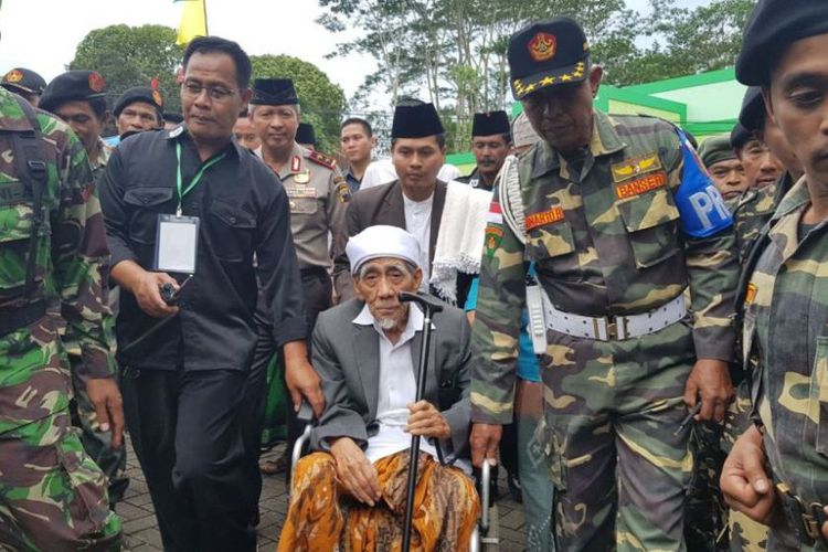 PESAN: KH Maimun Zubair dalam acara Tabligh Akbar Maulid Nabi Muhammad SAW di Pondok Pesantren Wakaf Literasi Islam Indonesia (Wali), Candirejo, Tuntang, Kab Semarang, Sabtu (2/12/2017). (foto: ist)