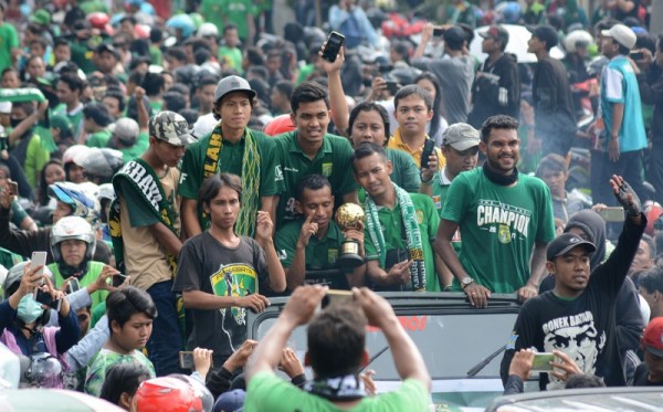 Persabaya saat melakukan konvoi perayaan juara Liga 2 beberapa waktu lalu. foto:ngopibareng/ris