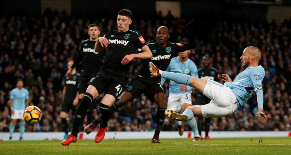 Kapten Manchester City menjadi penentu kemenangan setelah mencetak gol akrobatik melawan West Ham, dini hari tadi. foto;reuters