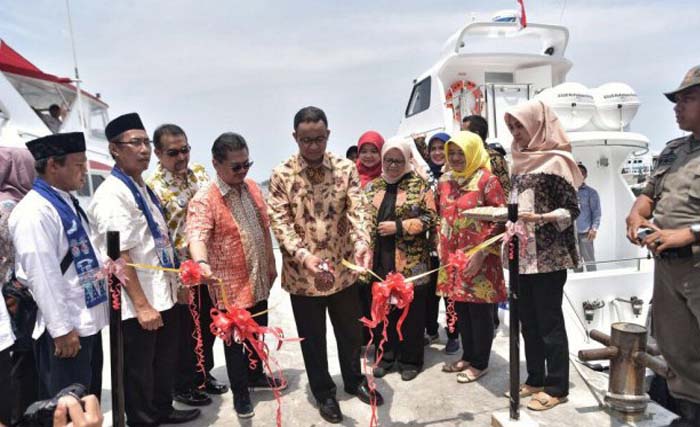 Gubernur DKI jakarta Anies Baswedan saat meninjau Kepulauan Seribu beberapa waktu lalu. Secara bergiliran dengan wakilnya, Anies akan bergantor di Kepulauan Seribu. (foto: dokumentasi)