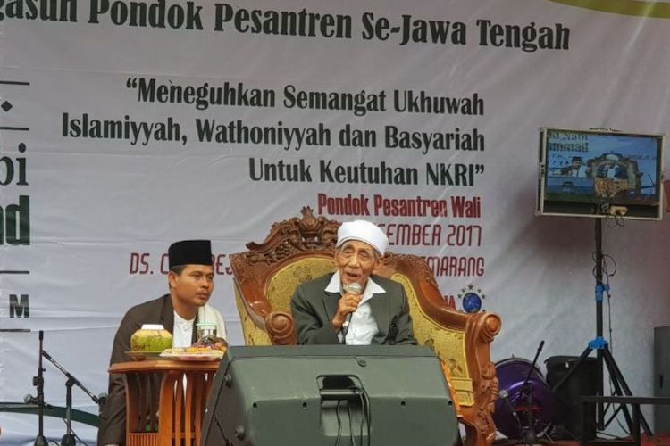 AMBARAWA: Kiai Maimum Zubair, bersama Pimpinan Pondok Pesantren Wali, KH Anis Maftuhin, ketika menyampaikan pesan kebaikan di Ambarawa. (foto: ist)