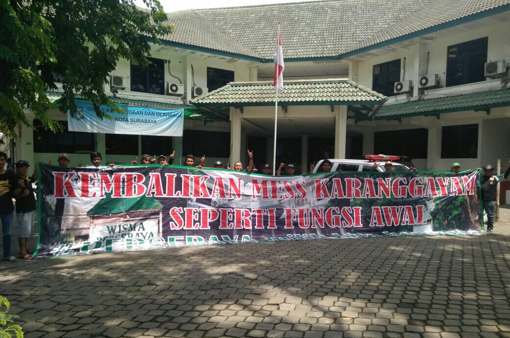 Bentangan spanduk besar yang di tulis oleh Bonek Mania, yang bertujuan untuk mendesak manajemen Persebaya kembali ke wisma Eri Irianto. (foto: Bonek) 