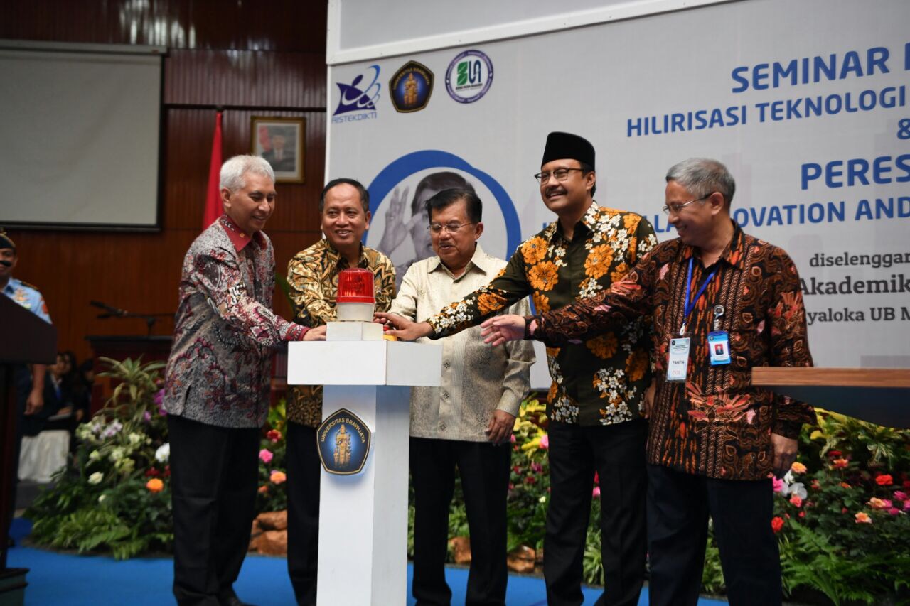 Wapres Jusuf Kalla (tengah) saat meresmikan Jusuf Kalla Center di Universitas Brawijaya, Senin (4/12). Foto : Ngopibareng.id