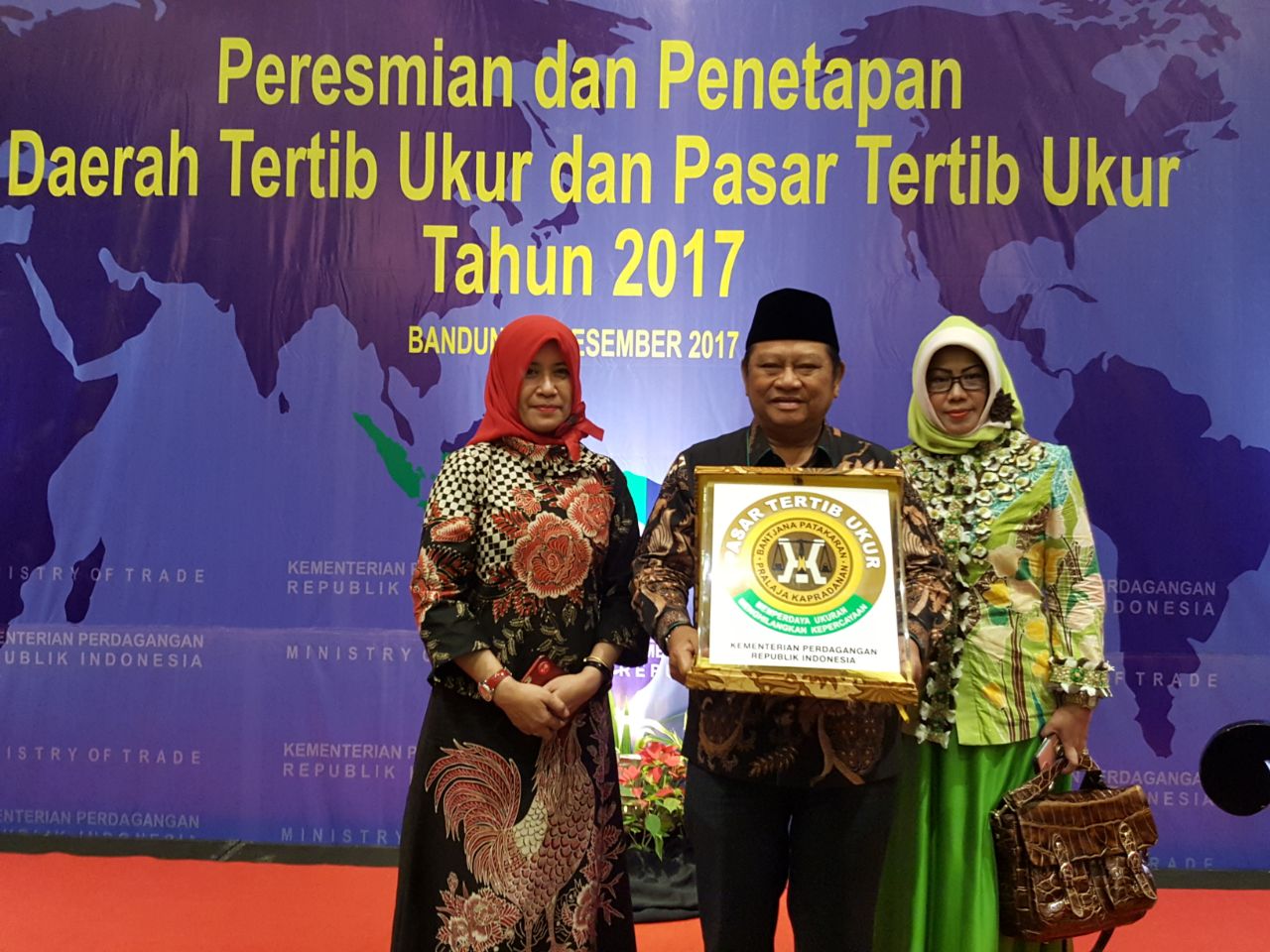Bupati Sidoarjo Saiful Ilah memamerkan penghargaan Pasar Tertib Ukur dari Kementerian Perdagangan. (Foto: Dokumentasi)