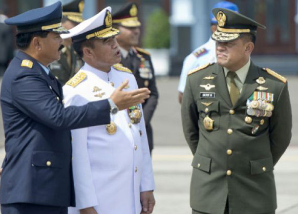 Panglima TNI, Jenderal TNI Gatot Nurmantyo (kanan), saat berbincang dengan Kepala Staf TNI AL, Laksamana TNI Ade Supandi (kedua kiri), dan Kepala Staf TNI AU, Marsekal TNI Hadi Tjahjanto (kiri), dalam acara penamaan pesawat N219 di Base Ops, Pangkalan Udara TNI AU Halim Perdanakusuma, Jakarta, Jumat, 10 November 2017. (Foto: Antara)