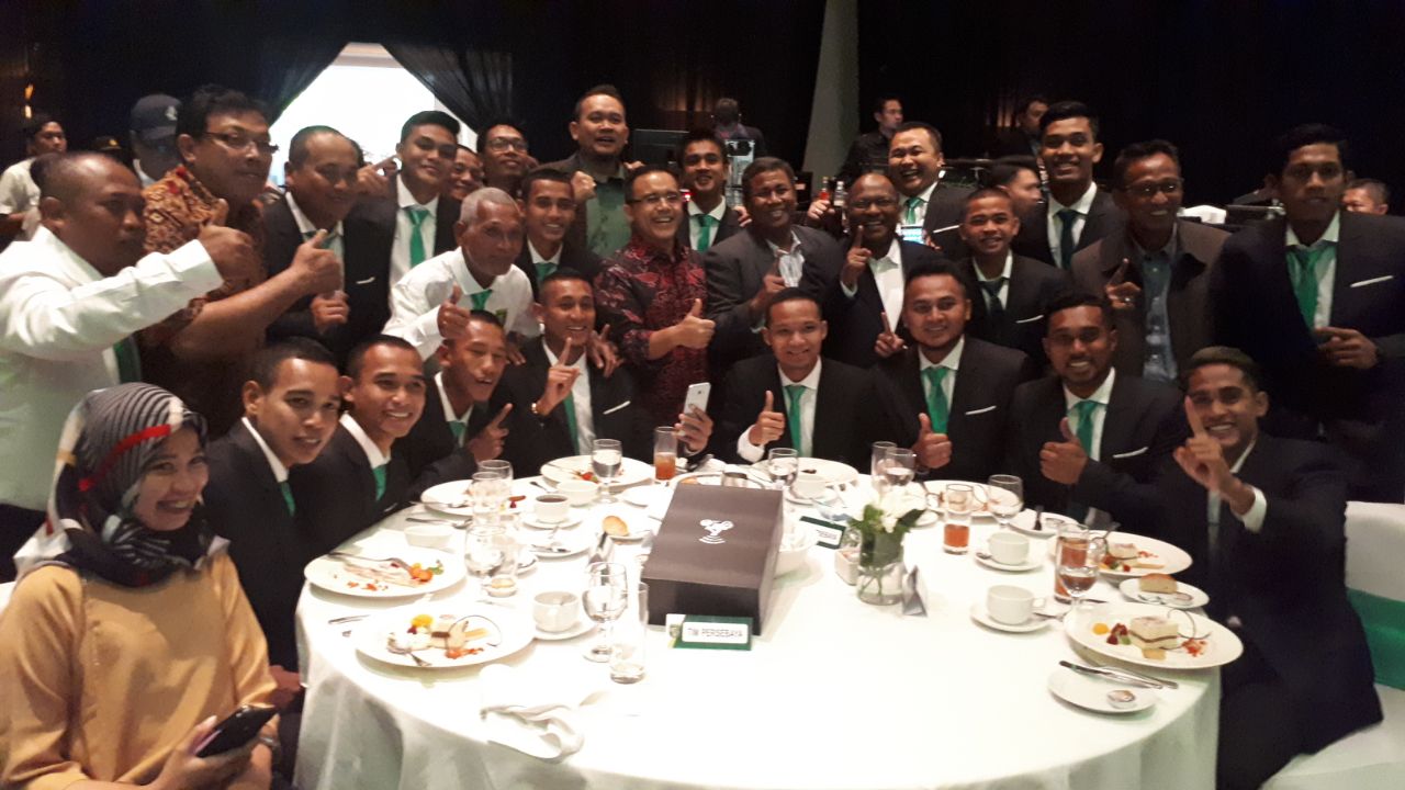 Foto bersama pemain dan manajeman Persebaya, serta Bupati Banyuwangi Abdullah Azwar Anas, dalam acara Persebaya Champion Celebration, Selasa 5 Desember 2017. (foto : ngopibareng) 